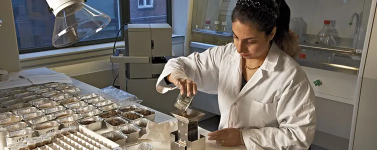 dame arbejder i laboratorium 