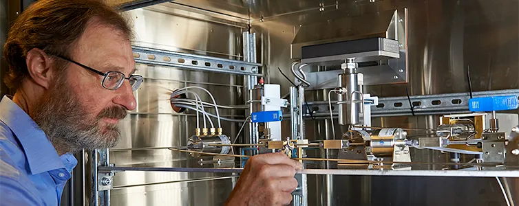 en mand arbejder på en maskine