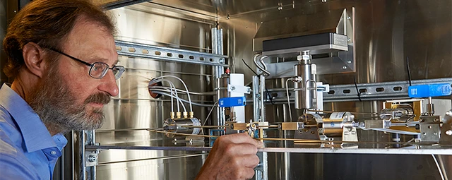 en mand arbejder på en maskine