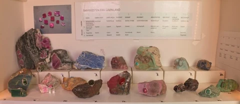Grønlandske smykkesten i montren