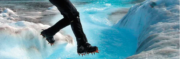 person går på isbjerg