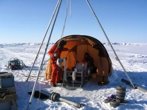 Forskere fra GEUS henter sedimentkerner op fra havbunden under projekt GreenIce i 2004