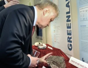 Sergey Mironov studerer interesseret nogle udvalgte grønlandske mineraler under besøget ved GEUS
