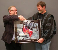 Direktør Johnny Fredericia fra GEUS overrækker Danmarks Geologipris 2012 til seniorforsker Adam A. Garde
