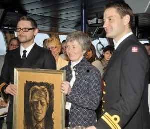 Naja Mikkelsen med billedet af sin farfar Ejnar Mikkelsen