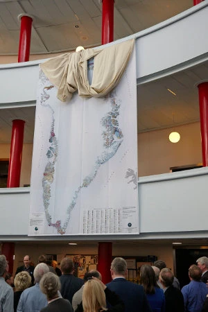 Her afsløres det geologiske kort over Grønland i form af en megaposter