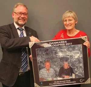 Administrerende direktør Johnny Fredericia  overrækker Danmarks Geologipris 2011 til Else Marie Friis