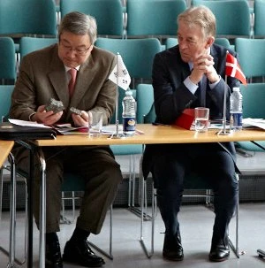 Under besøget ved GEUS fik udenrigsministrene Kim Sung-Hwan og Villy Søvndal lejlighed til at selv at studere nogle prøver af de grønlandske bjergarter som indeholder sjældne jordarter.