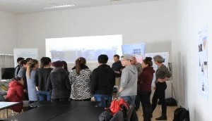 Ryggen af en gruppe gymnasieelever