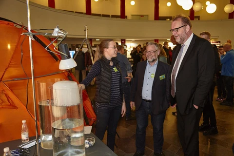 Lars Chr. Lilleholt og Johnny Fredericia hører om issmeltningen i Grønland