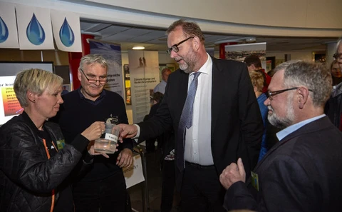 Vand er ikke bare vand. Det smager meget forskelligt alt efter, hvordan geologien er det sted, hvor det er pumpet op af jorden. Her prøver Energi-, Forsynings- og Klimaminister Lars Chr. Lilleholt kræfter med vandsmagningen.