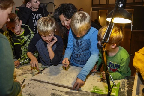 Lige fra starten var der hektisk stemning i værkstedet, hvor man kunne grave fossiler. 