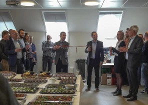 J&oslash;rn Bo Jensen og Jan Piotrowski klipper den r&oslash;de snor