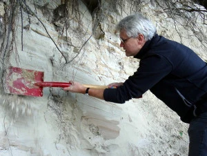 Erik Skovbjerg Rasmussen i fuld gang med sine studier af miocæne aflejringer, et arbejde han har modtaget Danmarks Geologipris 2015 for.
