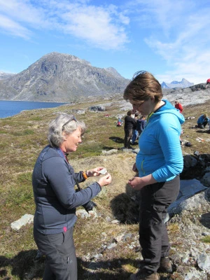 Geolog Nynke Keulen fra GEUS til højre fortæller journalist fra KNR Camilla Dam mere om fedtsten.