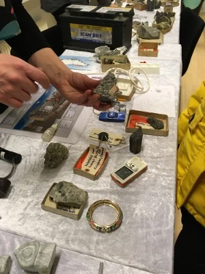 Mineraler liggende p&aring; et bord