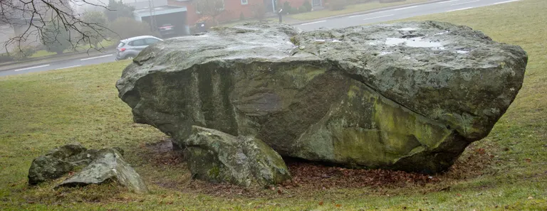 Dybbølstenen har talrige sprænghuller og omkringliggende afsprængte stykker