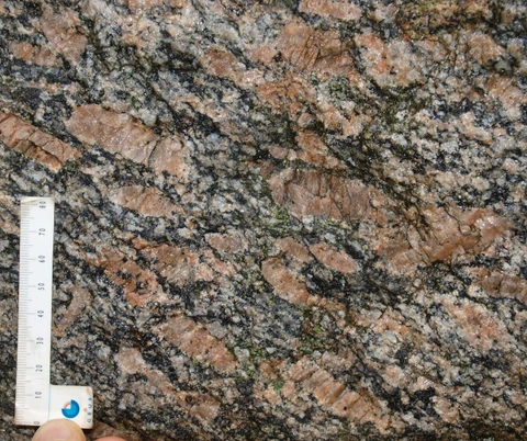 Tirslundstenen består af gnejsgranit med aflange kalifeldspatkrystaller