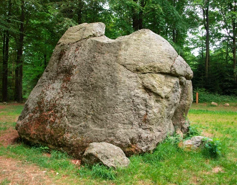 Tirslundstenen har fået et hak i toppen, efter en præst i 1792 forsøgte at sprænge den