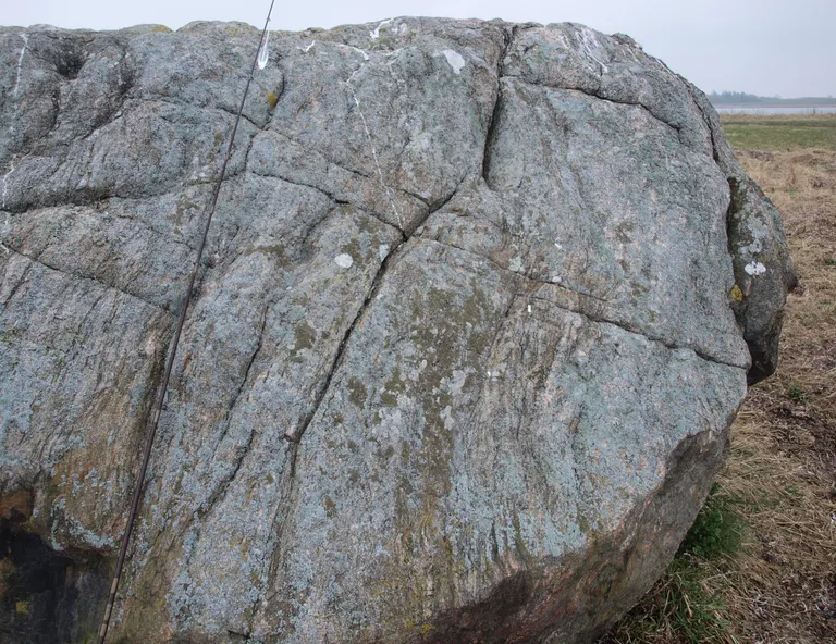Odsstenen har en fure i overfladen