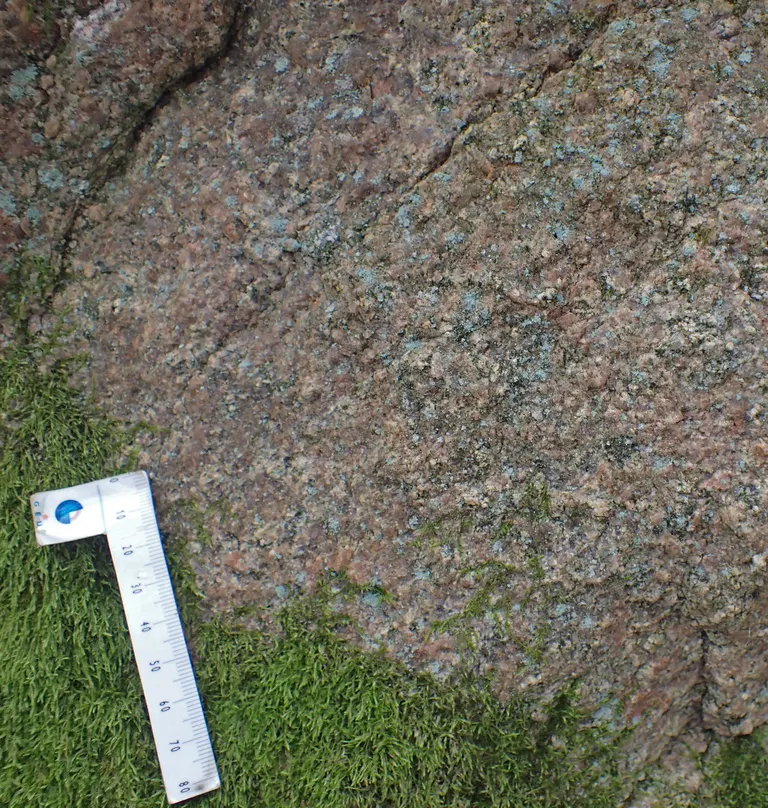 Orestenen består af homogen rødlig mellemkornet granit