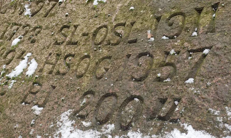 Mejslet ind i stenen er Tybjerggaards ejere fra år 1291 til nuværende BJ 2004