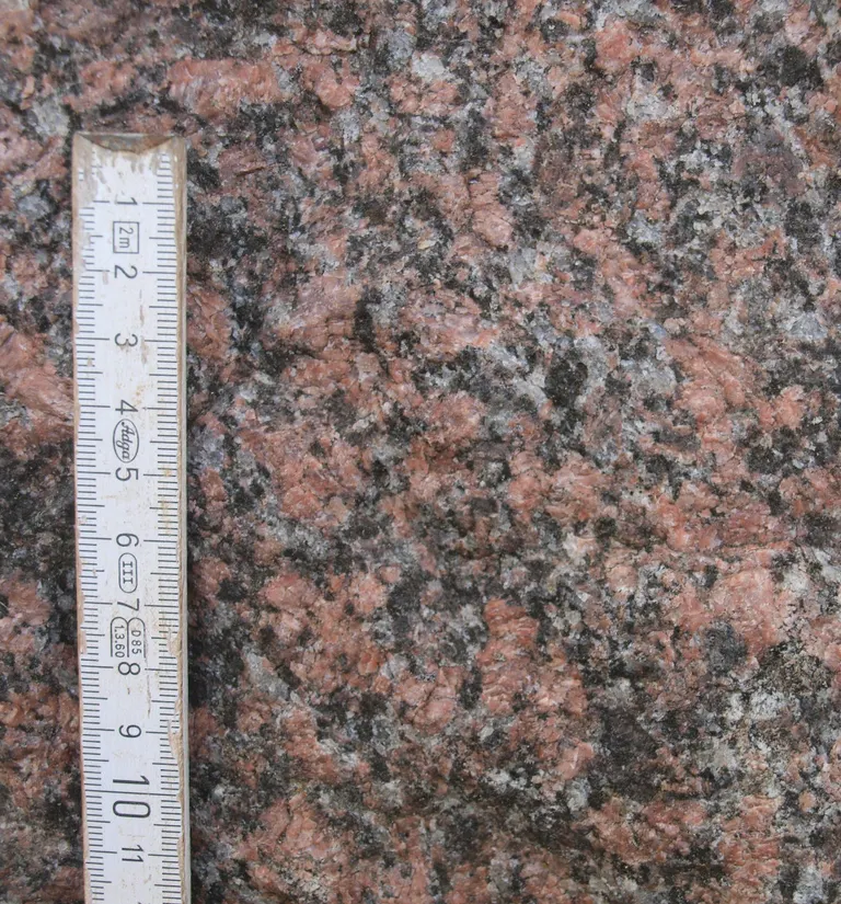 Kæmpesten Søndersø består af homogen grovkornet granit