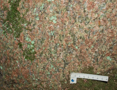 Ståsten består af grovkornet granit