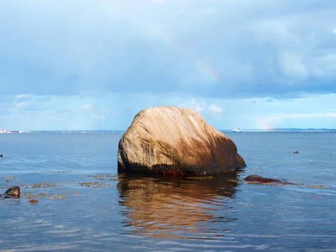 Snekkerstenen set fra Strandvejen med Hven i baggrunden. Foto Henrik J. Granat