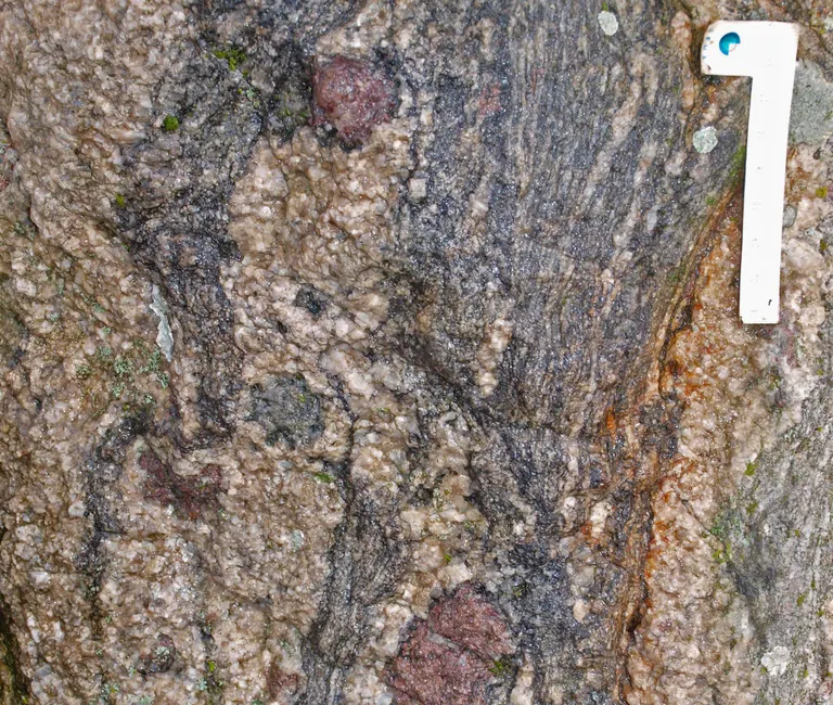 Bolundstenen har granater indlejret i stribet gnejs