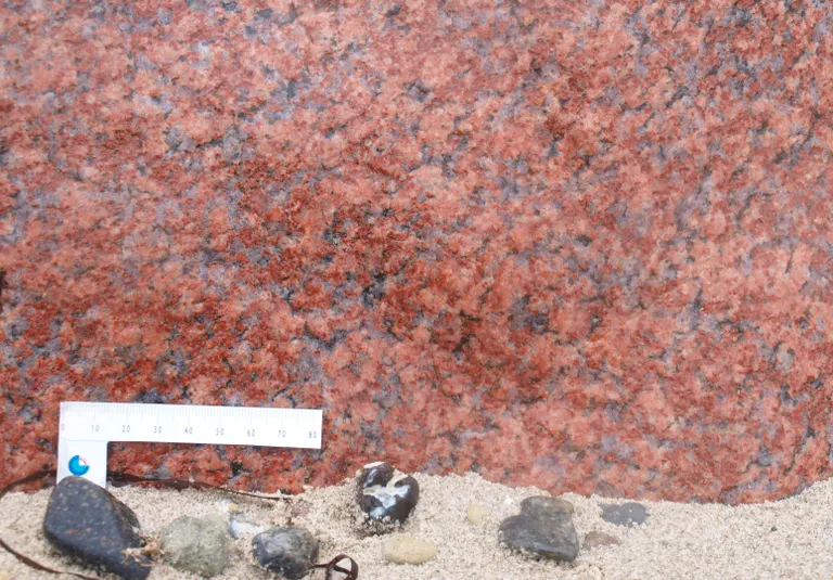 Rødjyde består af centimeter store kalifeldspatkrystaller