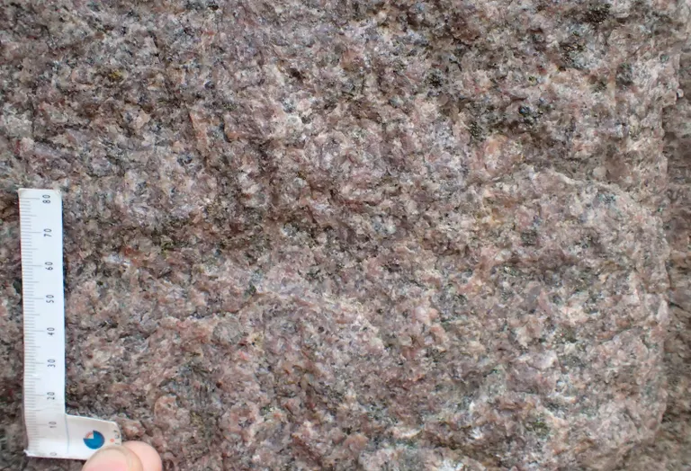 Kæmpesten Roskilde består af mellemkornet homogen granit