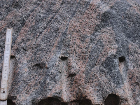 Bro består af Halmstad-gnejs