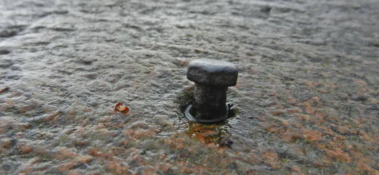 Bolte i topfladen af Galgebakkestenen