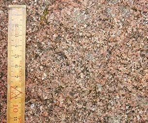 Kollerupstenen består af Bohuslen-granit