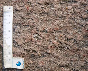 Rokkesten Rutsker består af Bornholmsk Gnejs