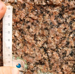 Troldestenen består af Svanekegranit.