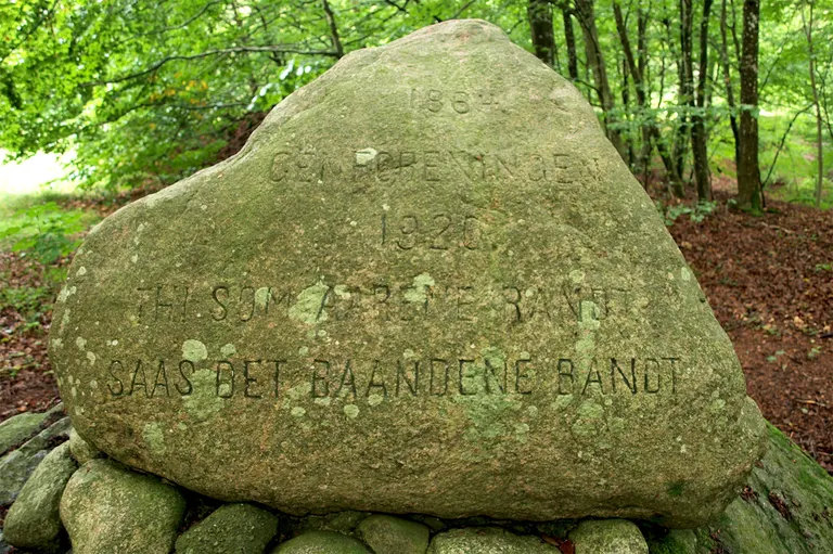 Tekst på Kæmpesten Sæbygård Skov