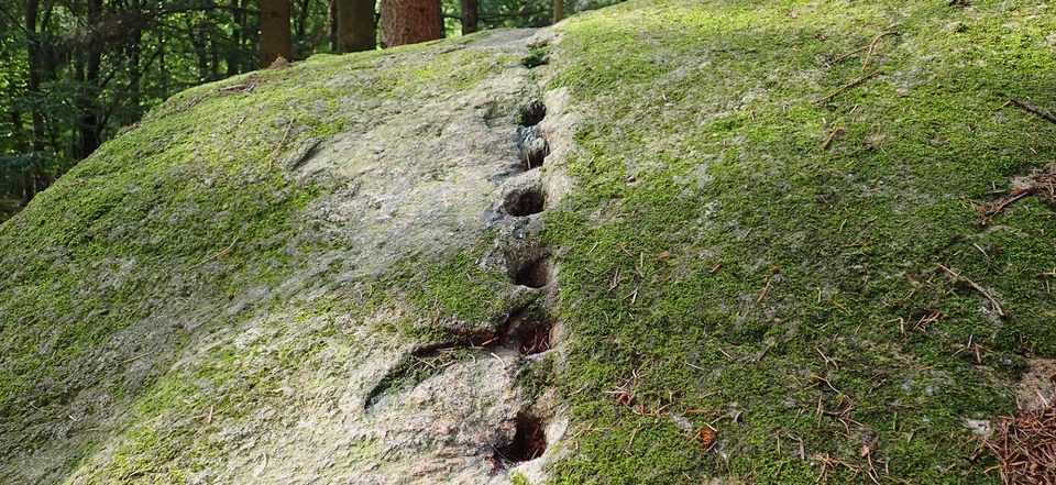 Huller i Troldstenen Dronninglund