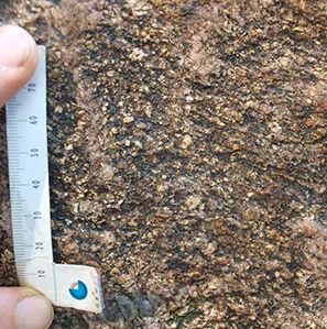 Rokkestenen består af båndet gnejs