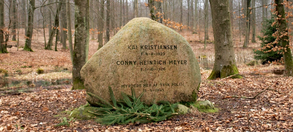 Tæt ved Lereltestenen ligger en mindesten for to frihedskæmpere, der blev skudt af tysk politi under 2. Verdenskrig