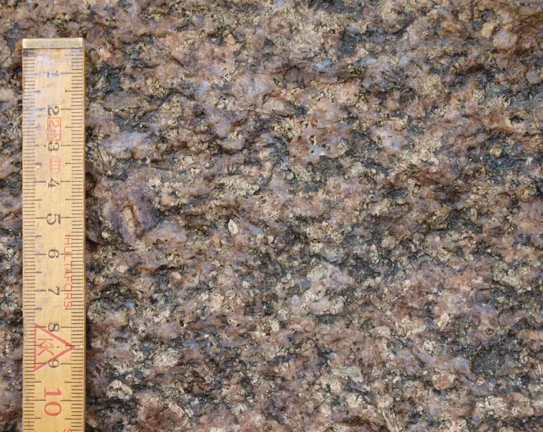 Høvængestenens bjergart er mellem- til grovkornet med korn omkring 5 mm. Det gør det sandsynligvis til Småland-granit