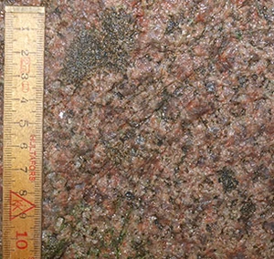 Svantestenen består af mellemkornet granit