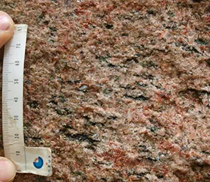 Bobbestenen består af Almindinggranit