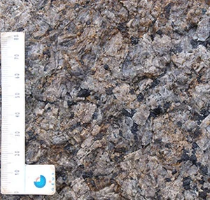 Gråstenen består hovedsagelig af feldspat