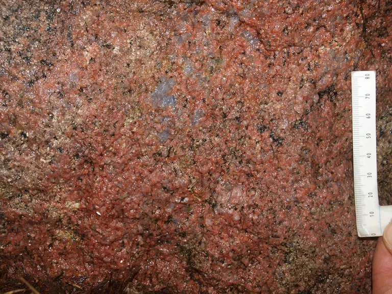 Skallerød Smørsten består af mellemkornet granit