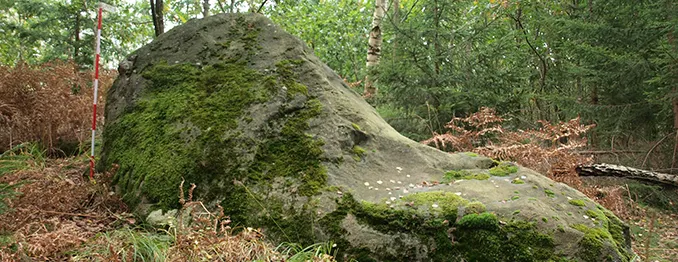 Skallerød Smørsten har form af en lænestol