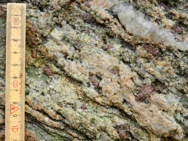 Lundestenen indeholder mange granatkrystaller