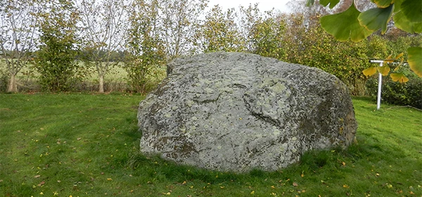 Lundestenen findes i Kettinge Sogn, Guldborgsund Kommune