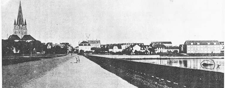 Dynen lå frem til besættelsen i vandet ved strandkanten